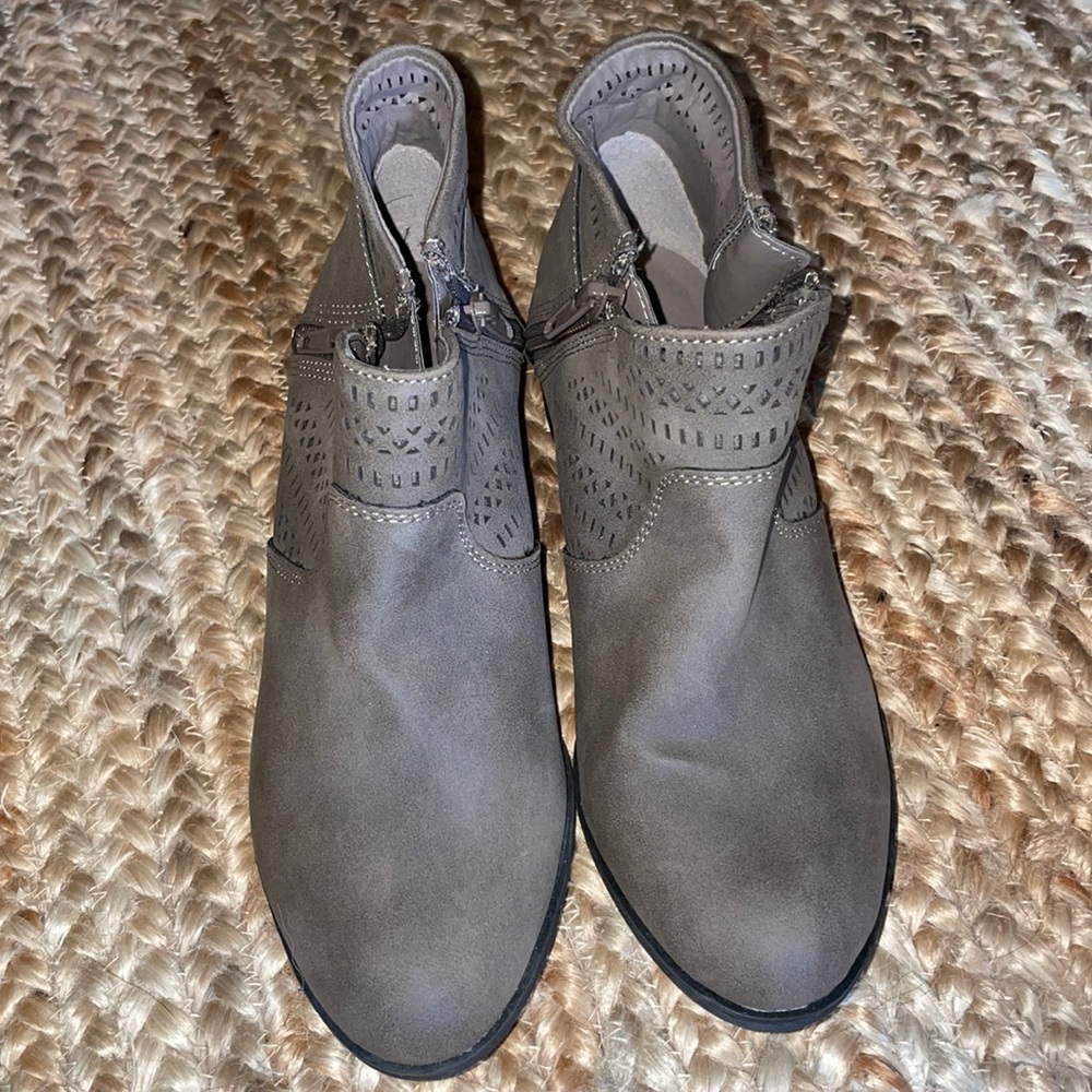 New Me Too little girls brown gray ankle booties boots size 2